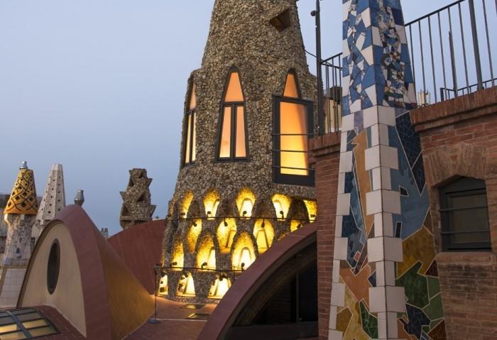 Antoni Gaudi Palau Güell πολλά ευφάνταστα σχήματα και μοτίβα