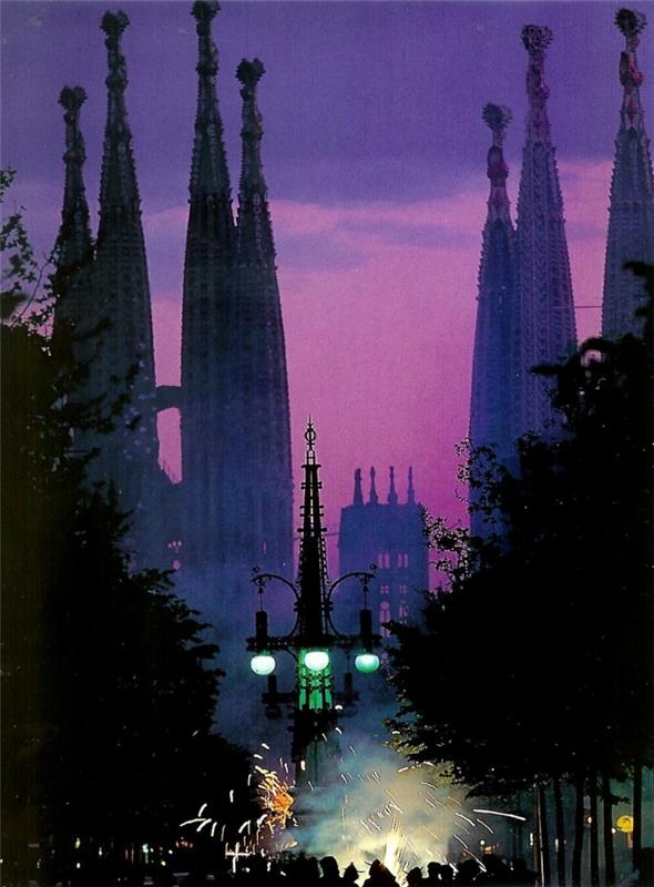 Antoni Gaudi Sagrada Familia τη νύχτα