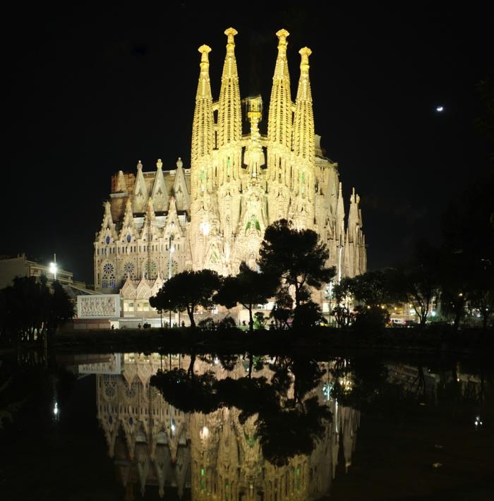 Antoni Gaudi Sagrada Familia τη νύχτα