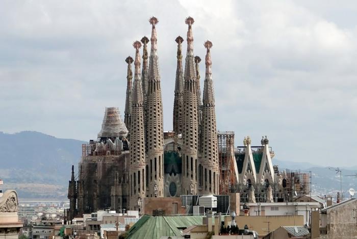 Ο Antoni Gaudi Sagrada Familia στο πλάι