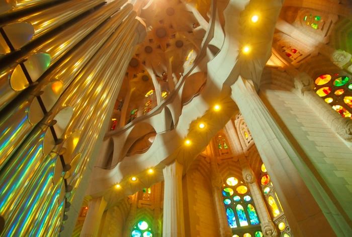 Antoni Gaudi Sagrada Familia στο εσωτερικό