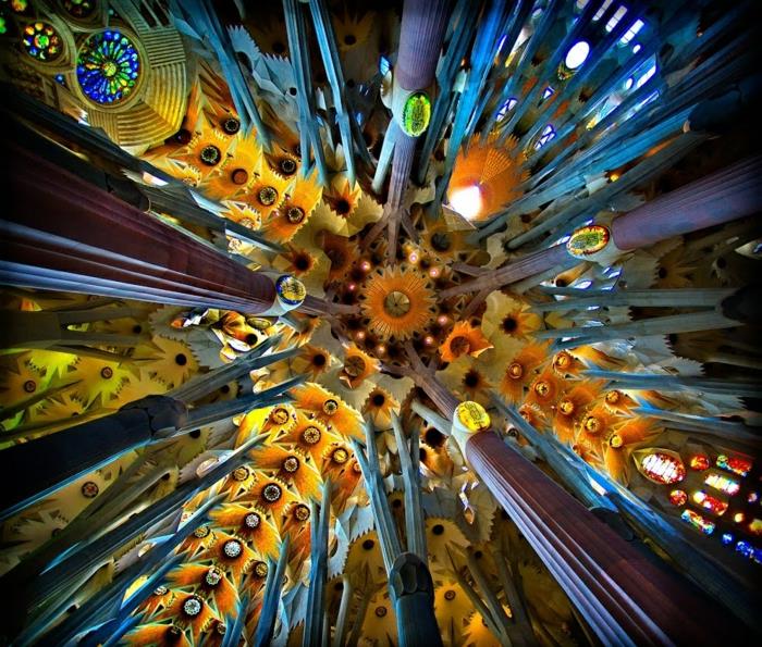 Antoni Gaudi Sagrada Familia από το εσωτερικό του θόλου από κάτω