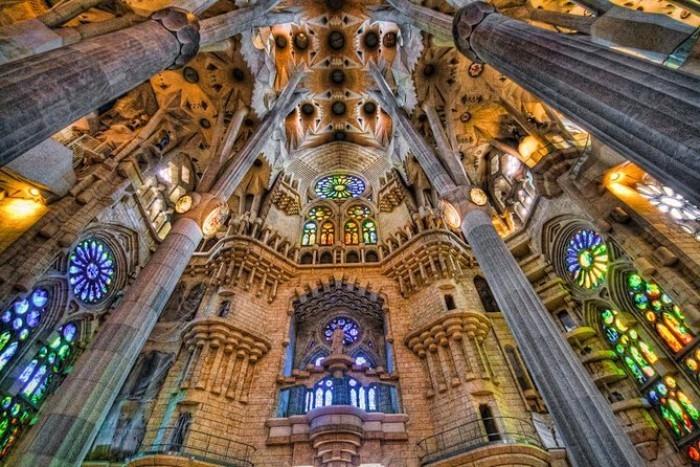 Αντόνι Γκαουντί το έργο της ζωής του La Sagrada Familia που επιβάλλει κτίρια ενδιαφέροντα σχήματα και χρώματα Το τουριστικό αξιοθέατο της Βαρκελώνης που επισκέφθηκε πολύ