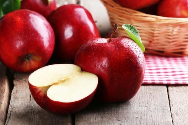 Συμπτώματα αλλεργίας μήλων Ποικιλίες μήλων Κόκκινα μήλα κομμένα στη μέση