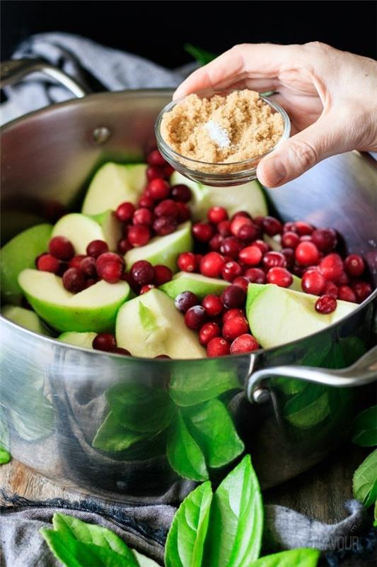 Φτιάξτε μόνοι σας σάλτσα μήλου από μήλα και μούρα