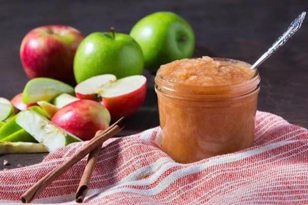 Φτιάξτε μόνοι σας μήλο Προετοιμάστε πουρέ μήλου με κανέλα