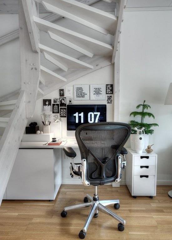 Γωνία εργασίας κάτω από τις σκάλες από ξύλο σε λευκό βαμμένο ρουστίκ εσωτερικό σχεδιασμό μοντέρνο σπίτι γραφείου πολλή τεχνολογία