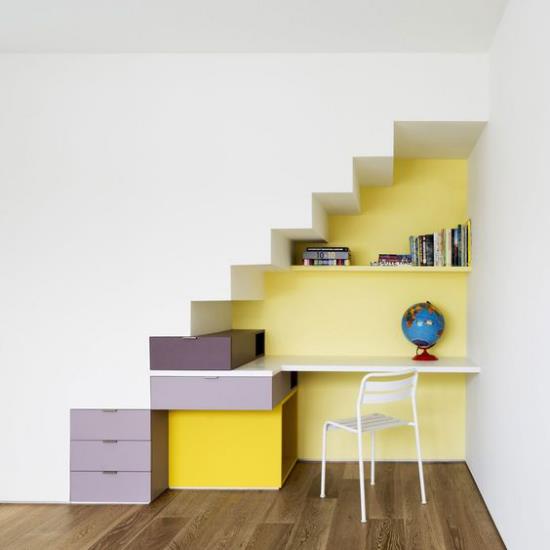Γωνιά εργασίας κάτω από τις σκάλες, μικρό γραφείο στο σπίτι, ιδέες δημιουργικών χρωμάτων, χαρούμενη ατμόσφαιρα δωματίου
