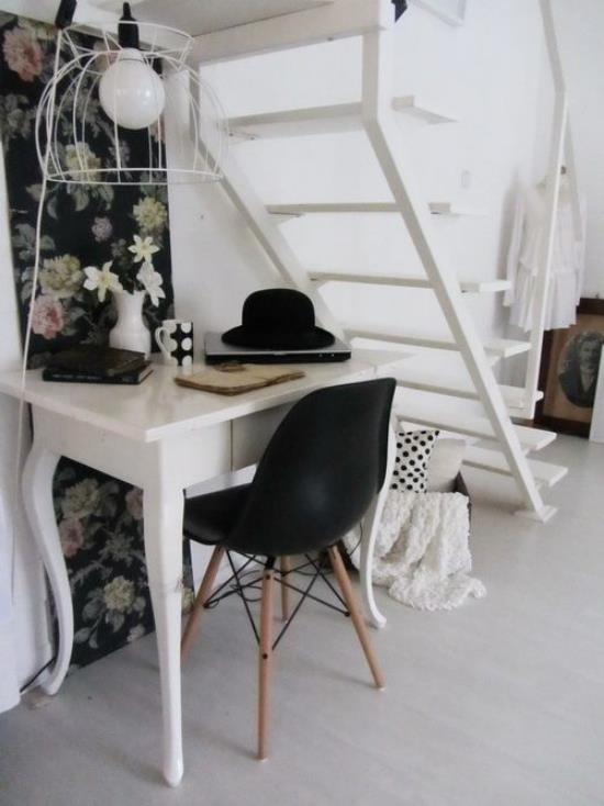 Γωνιά εργασίας κάτω από τις σκάλες μικρό γραφείο στο σπίτι σε μικρό χώρο γραφείο καρέκλα τοίχο ταπετσαρία μαύρο φόντο λουλουδάτο μοτίβο νοσταλγικό