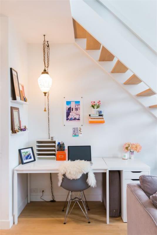 Γωνία εργασίας κάτω από τις σκάλες Μικρό γραφείο στο σπίτι Φωτεινά χρώματα Καλός φωτισμός Κρεμαστή λάμπα σε περιορισμένο χώρο