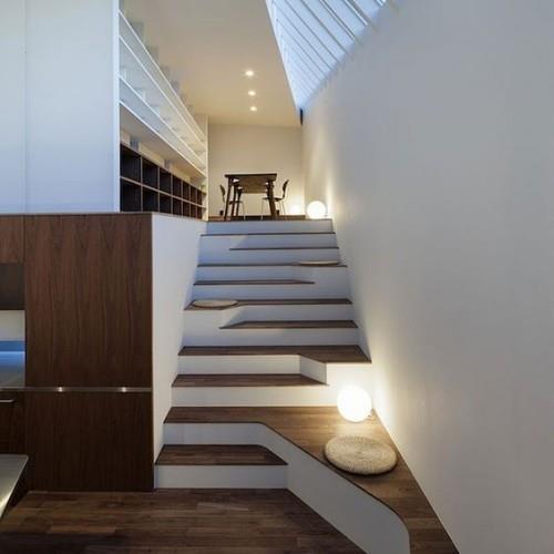 Ασυμμετρία στο εσωτερικό μινιμαλιστικά σχεδιασμένες σκάλες εξαιρετικά ελκυστική καλά φωτισμένη