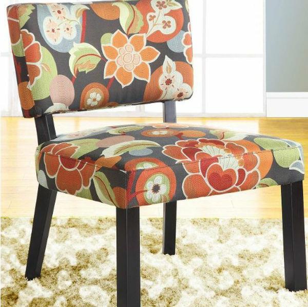 εντυπωσιακές πολυθρόνες και καλύμματα καρέκλας αποτυπώνουν πολύχρωμα μοτίβα λουλουδιών