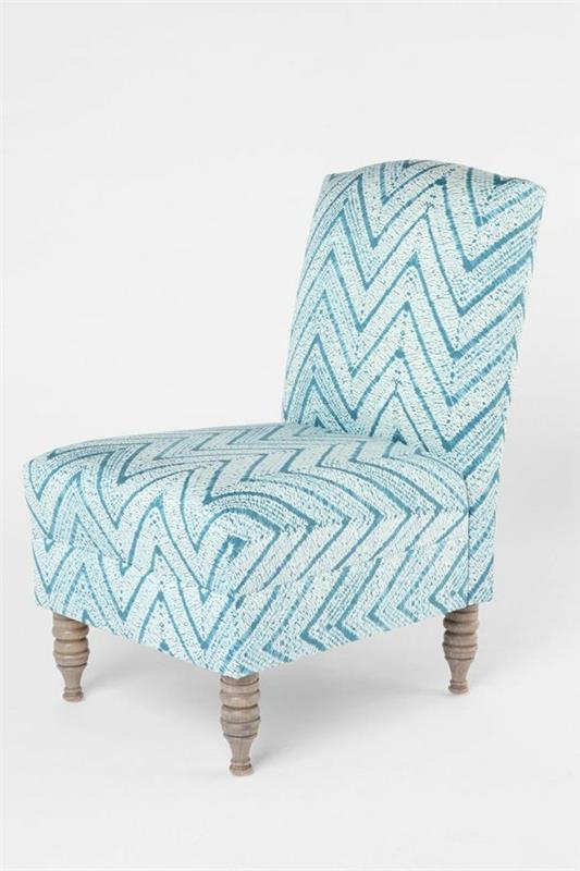 όμορφες πολυθρόνες και καλύμματα καρέκλας σε μπλε μοτίβο chevron