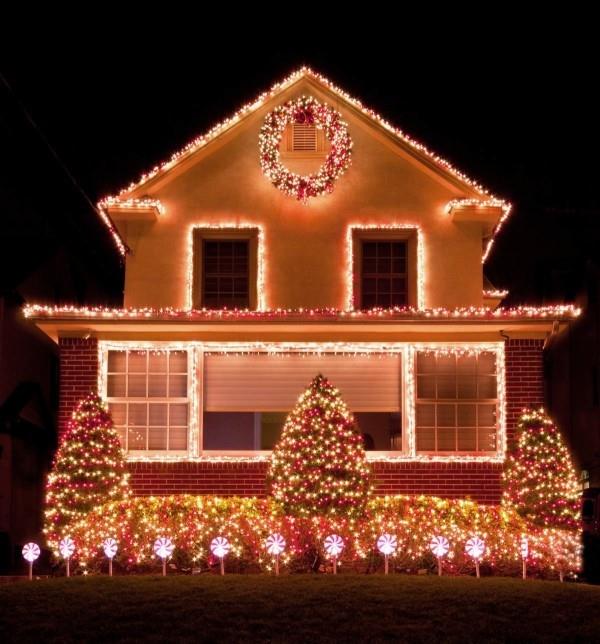 Επισυνάψτε εξωτερικό φωτισμό για τα Χριστούγεννα - 30 εορταστικές ιδέες και συμβουλές υπαίθρια φώτα σε κόκκινα και κίτρινα έλατα
