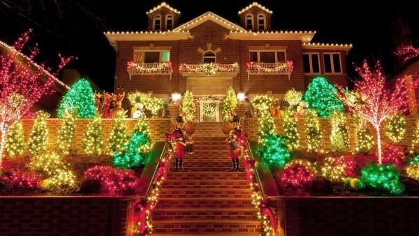 Βάλτε εξωτερικό φωτισμό για τα Χριστούγεννα - 30 γιορτινές ιδέες και συμβουλές πολύχρωμο σπίτι με κόκκινα και πράσινα φώτα