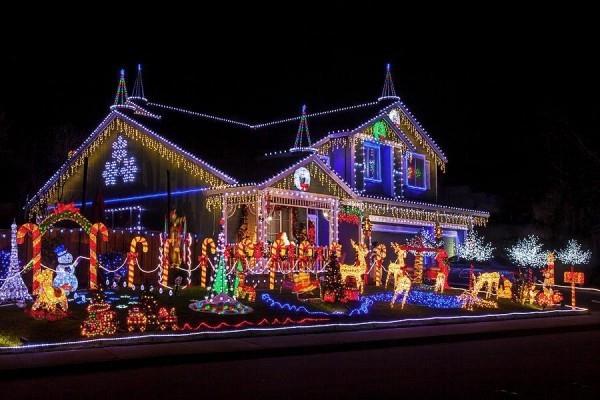 Επισυνάψτε εξωτερικό φωτισμό για τα Χριστούγεννα - 30 εορταστικές ιδέες και συμβουλές πολύχρωμο σπίτι με πολύ φωτεινή διακόσμηση