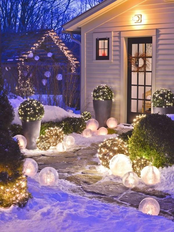 Επισυνάψτε εξωτερικό φωτισμό για τα Χριστούγεννα - 30 εορταστικές ιδέες και συμβουλές απλές, όμορφες διακοσμήσεις με μεγάλα φώτα