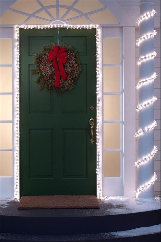 Επισυνάψτε εξωτερικό φωτισμό για τα Χριστούγεννα - 30 εορταστικές ιδέες και συμβουλές πόρτα εισόδου με στήλη και στεφάνι