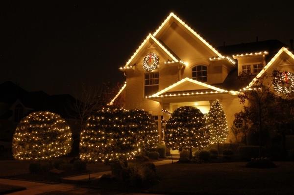 Επισυνάψτε εξωτερικό φωτισμό για τα Χριστούγεννα - 30 εορταστικές ιδέες και συμβουλές κίτρινα φώτα αρκετά μοντέρνα φράχτες