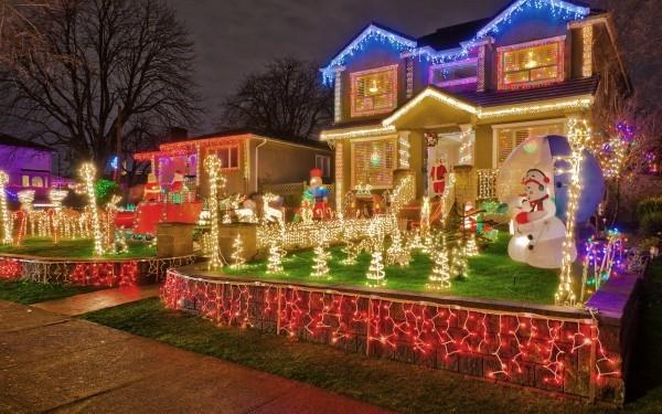Βάλτε εξωτερικό φωτισμό για τα Χριστούγεννα - 30 γιορτινές ιδέες και συμβουλές λαμπερό σπίτι διακοσμημένο με μπροστινή αυλή