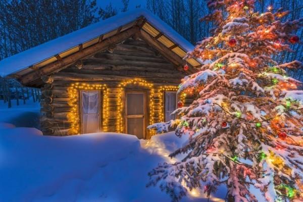 Βάλτε εξωτερικό φωτισμό για τα Χριστούγεννα - 30 εορταστικές ιδέες και συμβουλές σπίτι σκεπασμένο με έλατο χιονιού