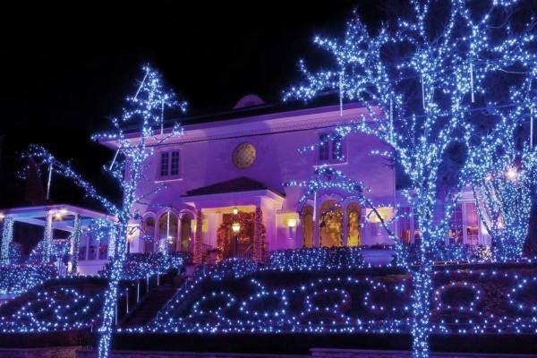 Επισυνάψτε εξωτερικό φωτισμό για τα Χριστούγεννα - 30 εορταστικές ιδέες και συμβουλές σπίτι με μπλε φώτα φύση