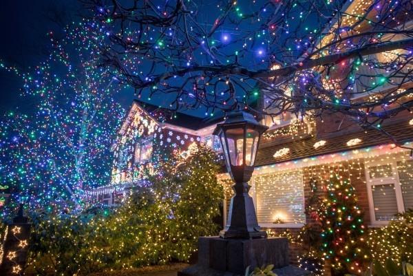 Επισυνάψτε εξωτερικό φωτισμό για τα Χριστούγεννα - 30 εορταστικές ιδέες και συμβουλές σπίτι και δέντρα με πολλά φώτα