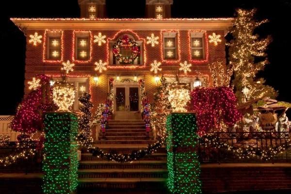 Επισυνάψτε εξωτερικό φωτισμό για τα Χριστούγεννα - 30 εορταστικές ιδέες και συμβουλές όμορφα φώτα σε πράσινο και κόκκινο