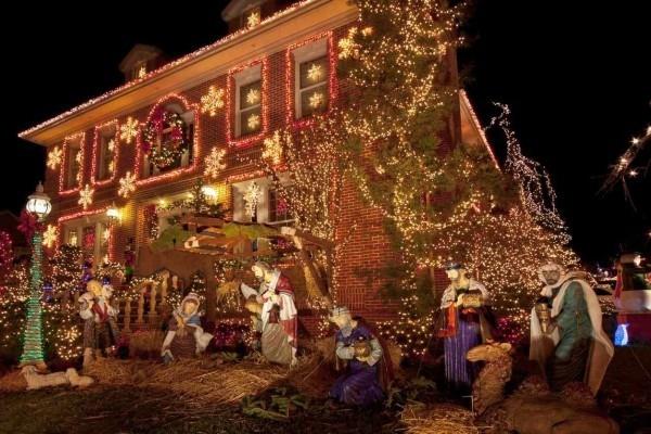 Βάλτε εξωτερικό φωτισμό για τα Χριστούγεννα - 30 εορταστικές ιδέες και συμβουλές όμορφα φώτα όπως η γέννηση του Ιησού