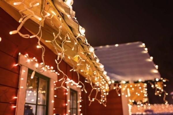 Βάλε εξωτερικά φώτα για τα Χριστούγεννα - 30 εορταστικές ιδέες και συμβουλές που κρεμούν φώτα στις υδρορροές