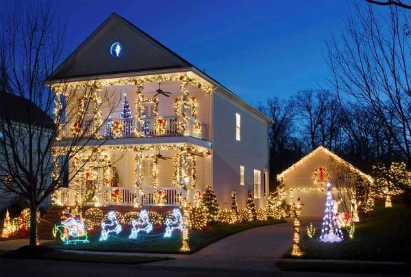 Επισυνάψτε εξωτερικό φωτισμό για τα Χριστούγεννα - 30 εορταστικές ιδέες και συμβουλές υψηλές χριστουγεννιάτικες διακοσμήσεις κίτρινες