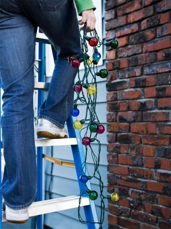 Επισυνάψτε εξωτερικό φωτισμό για τα Χριστούγεννα - 30 εορταστικές ιδέες και συμβουλές Πώς να κλείσετε σωστά τις σκάλες των νεράιδων