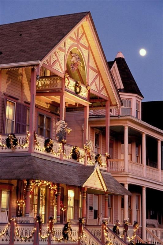 Βάλτε εξωτερικό φωτισμό για τα Χριστούγεννα - 30 γιορτινές ιδέες και συμβουλές παραδοσιακό σπίτι με φώτα και κολώνες