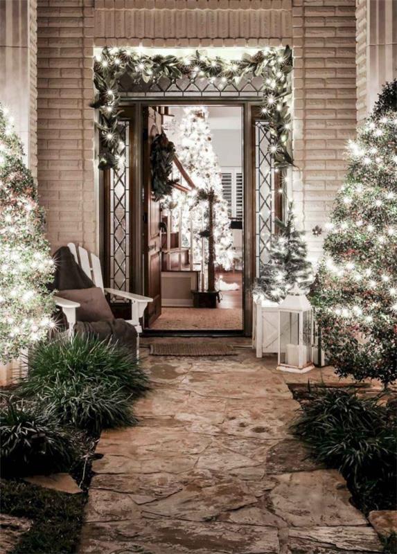 Επισυνάψτε εξωτερικό φωτισμό για τα Χριστούγεννα - 30 εορταστικές ιδέες και συμβουλές λευκή διακόσμηση λειχήνας για την είσοδο των έλατων