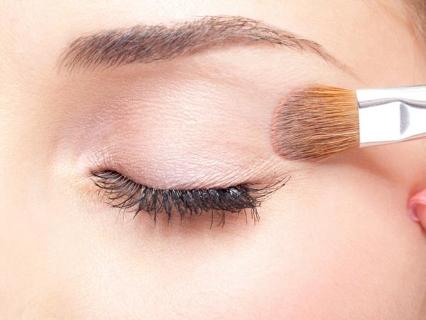 Κάντε τα μάτια μεγαλύτερες συμβουλές μακιγιάζ εφαρμόστε σκιά ματιών