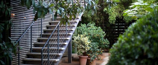 Austins Hotel San Jose σκάλες κήπου πράσινα φυτά