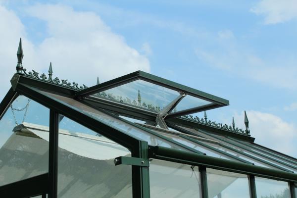 Αυτόματα ανοίγματα παραθύρων και περσίδες σκίασης στο θερμοκήπιο Hoklartherm