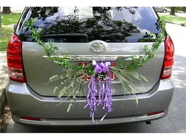 Γαμήλιο στεφάνι κοσμήματος αυτοκινήτου με μοβ στη μέση