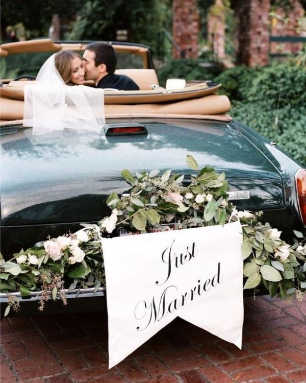 Γαμήλια κοσμήματα αυτοκινήτων από υπέροχο πράσινο φυτό