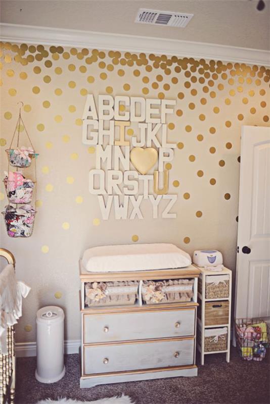Παιδικό δωμάτιο με σχεδιασμένη συρταριέρα σε ρετρό στυλ με στρώμα που αλλάζει γωνιακή διακόσμηση τοίχου