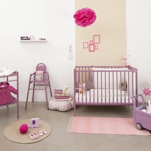 Ιδέες διακόσμησης βρεφικού δωματίου κρεμασμένη μπάλα ροζ