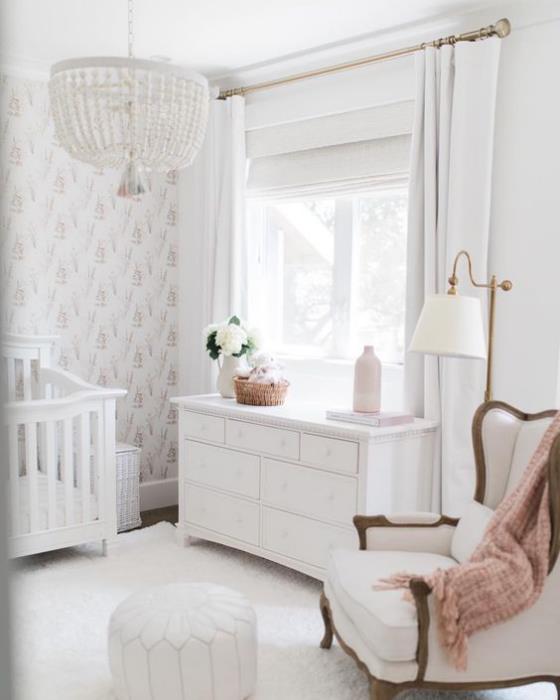 Βρεφικό δωμάτιο σε λευκή μικρή παράδεισο πολυθρόνα κομμένη κρεβατοκάμαρα τοιχογραφία ταπετσαρία