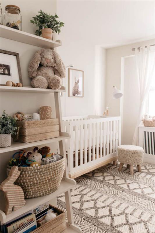 Βρεφικό δωμάτιο σε λευκό ανοιχτό ράφι για παιχνίδια ένας λευκός παράδεισος για το μωρό