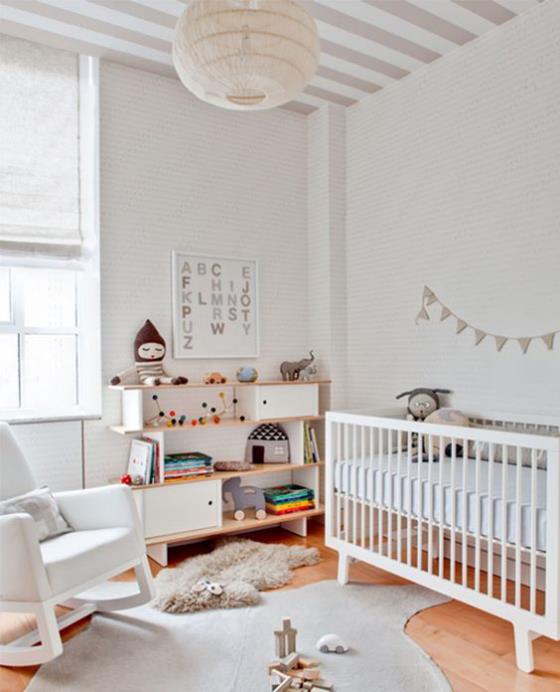 Το βρεφικό δωμάτιο σε λευκό όμορφο δωμάτιο σχεδιάζει έναν πραγματικό παράδεισο παιχνιδιού για μωρά