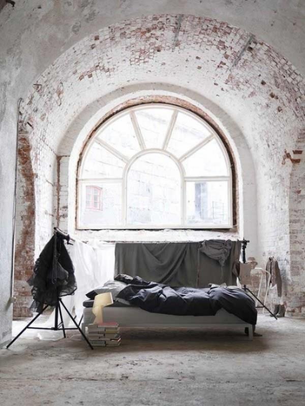 Τούβλο τοίχου στο υπνοδωμάτιο με ρουστίκ πινελιές μοναδικό τοξωτό παράθυρο εκτεθειμένο τοίχο από τούβλα
