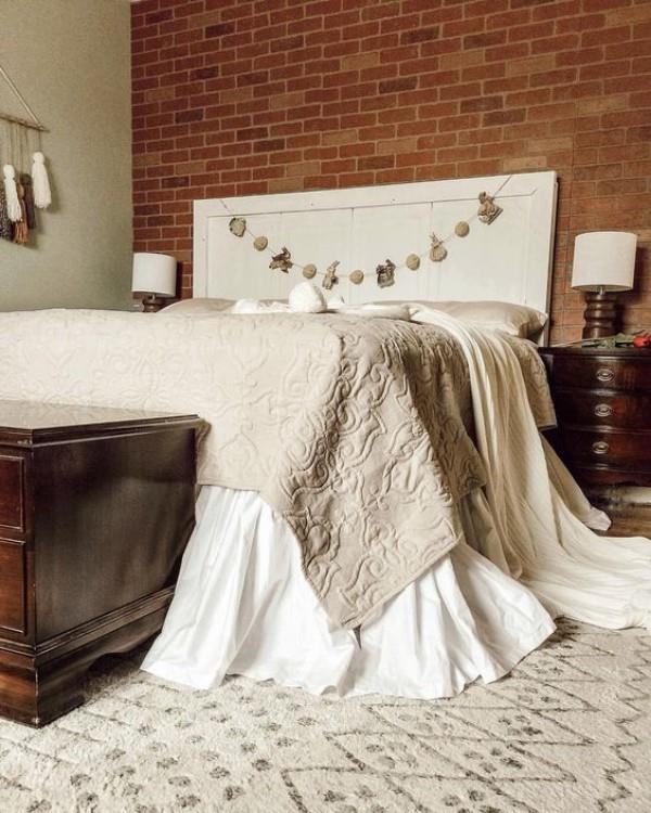 Τουβλότοιχος στο υπνοδωμάτιο μοντέρνο σχέδιο λευκό κρεβάτι κεφαλάρι σκούρο καφέ ξύλο λευκό και γκρι