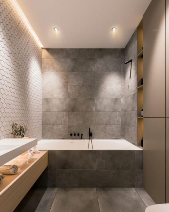 Τα σχέδια μπάνιου σε γκρι πλακάκια διαφόρων μεγεθών διαμορφώνουν ενσωματωμένους προβολείς διακριτικό φως