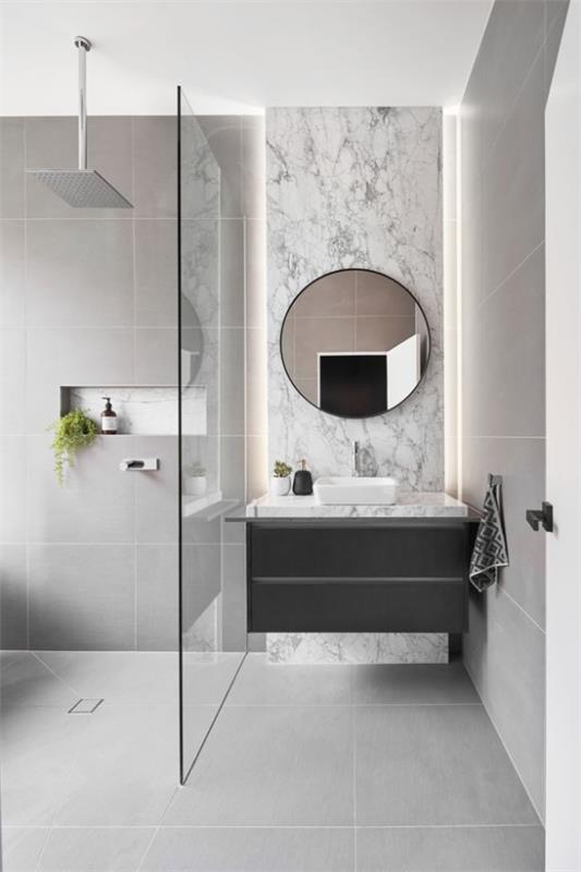 Σχέδια μπάνιου σε γκρι ματαιοδοξία μαρμάρινα πλακάκια ντους βροχής γυάλινο τοίχο ενσωματωμένο φως