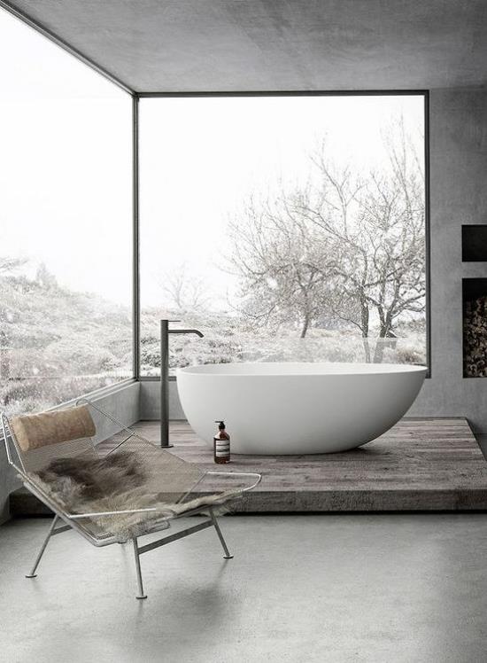 Σχέδια μπάνιου σε γκρίζα ανεξάρτητη λευκή μπανιέρα, μεγάλη καρέκλα με βάθρο με παράθυρο