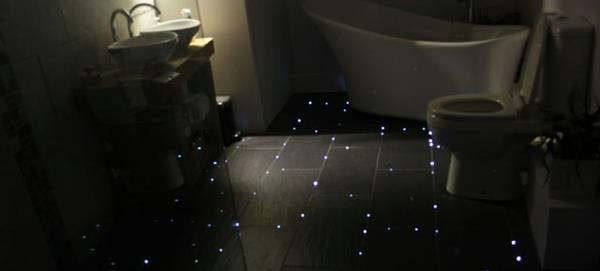 Fiberνα δαπέδου πλακιδίων μπάνιου εμφάνιση τη νύχτα